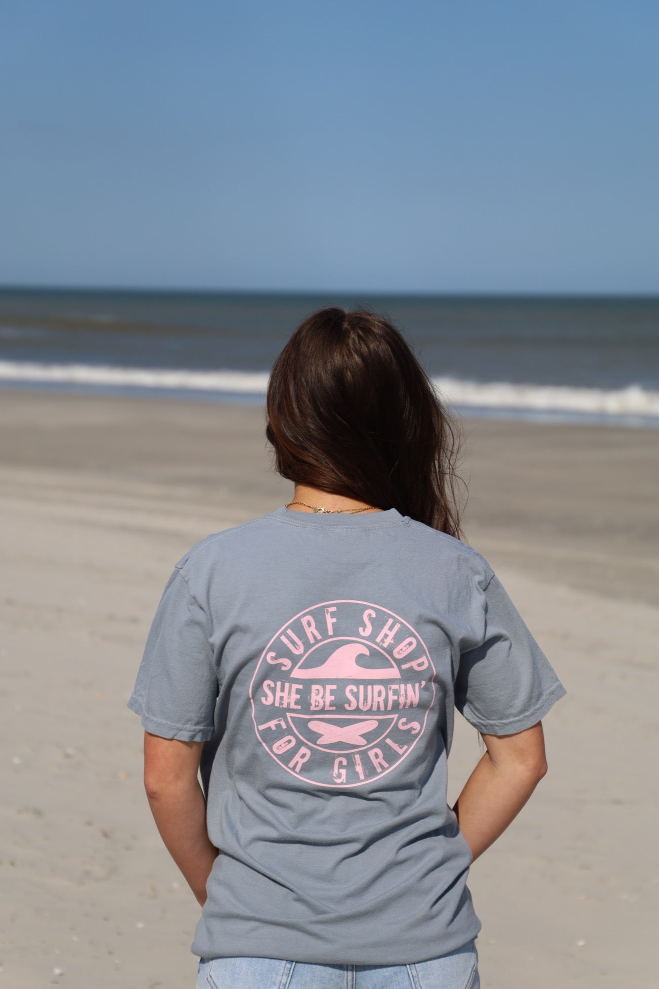 SHE BE SURFIN' LOGO TEE